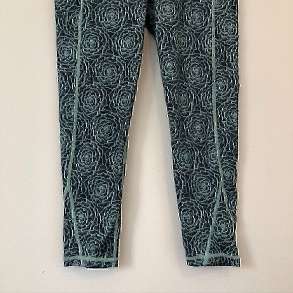 IVORY ELLA Blue Rose Floral Spellout Waistband Cropped or Capri Active Leggings - Picture 4 of 10